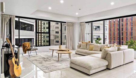 Luxury 3 Bedroom Living - Photo 4