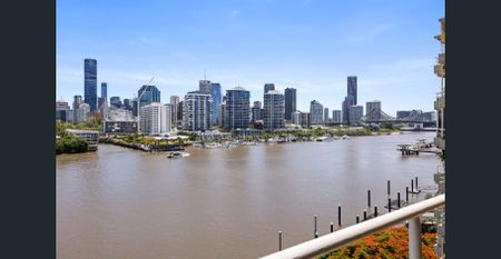 Expansive riverfront apartment for a 6 month lease - Photo 2