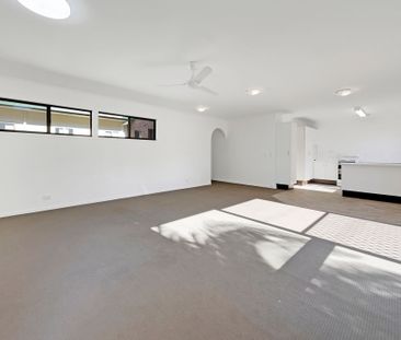 Refurbished Centrally Located Two Bedroom Duplex - Photo 2