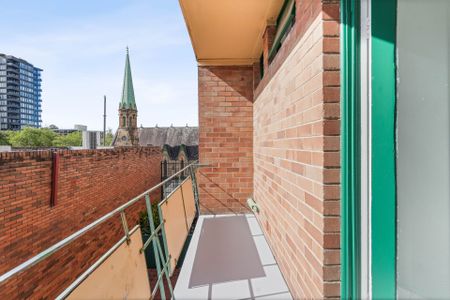 Freshly updated apartment in an unbeatable Burwood location - Photo 4