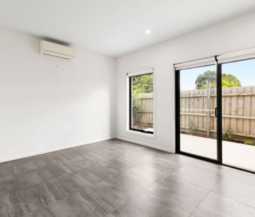 Low Maintenance & Convenient Location - Photo 3