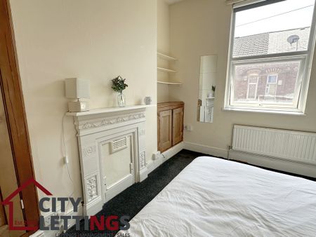 4 Bedroom Mid Terraced House - Photo 2
