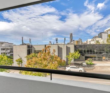 Light-Filled Inner-City Living on Boundary Street - Photo 4