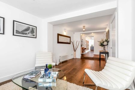 Price £2,600 pw - Available Now - Furnished - Photo 3