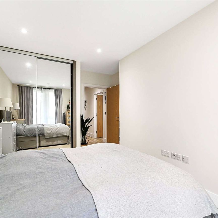 A beautifully appointed one bedroom apartment situated on the ground floor of this fine well run development, wonderfully located Borough. - Photo 1