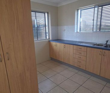 2 Bedroom Redcliffe Unit - Close to All! - Photo 6
