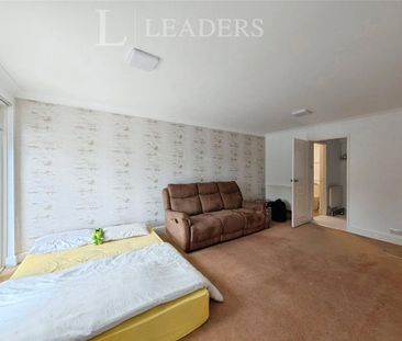 4 bedroom detached house to rent - Photo 4