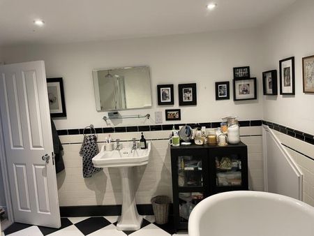 Large double room and beautiful en-suite bathroom in the heart of Streatham Common - Photo 5