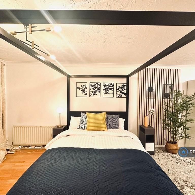 1 bedroom in a flat share to rent - Photo 1