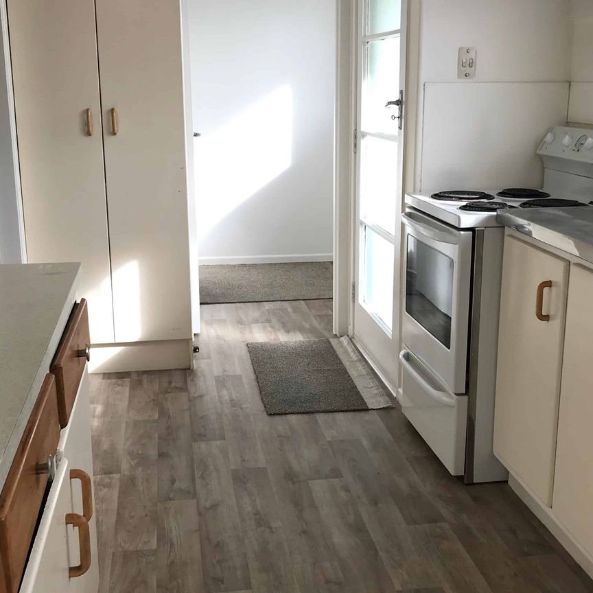 Home Alone - 2 brm plus Garage - Photo 1