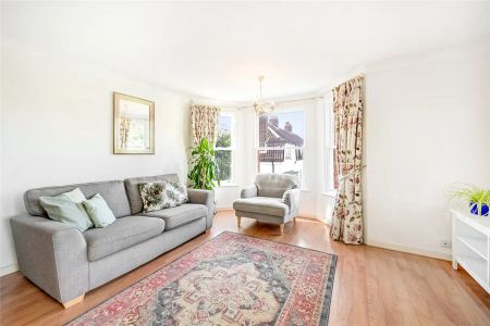 2 bedroom flat in London - Photo 3