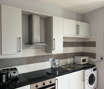 Room in a Shared Flat, Chiswick High Road, W4 - Photo 1
