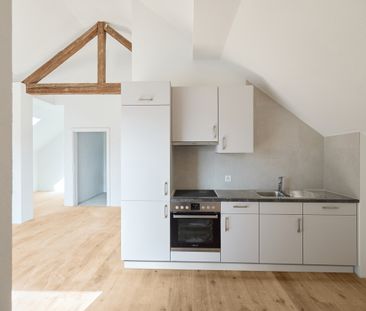 HELLE UND ZEITGEMÄSSE 2.5-ZIMMER-DACHWOHNUNG - Foto 2