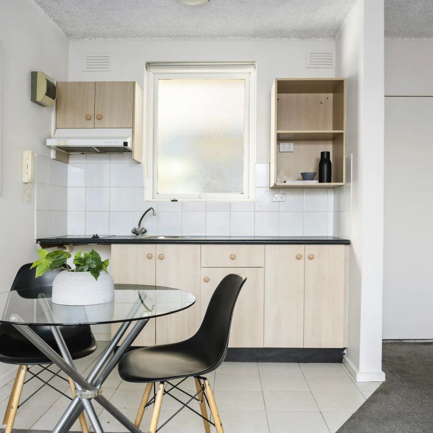 An easy and inviting Carlisle Street retreat - Photo 1