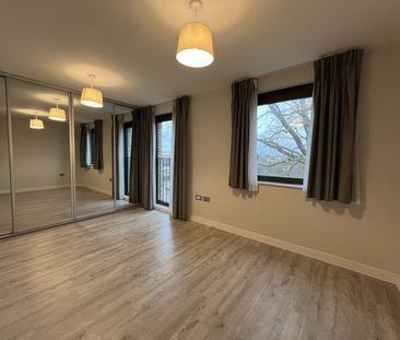 Murray Green, Woking, Surrey, GU21 - Photo 6