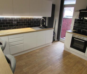 6 bedroom terraced house to rent - Photo 2