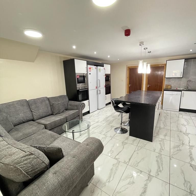 Hubert Croft Room 6 - Photo 1