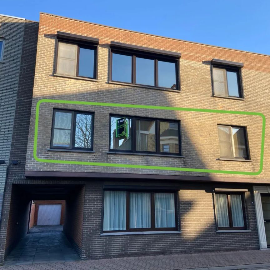 Instapklaar en ruim appartement met garage op centrale ligging in hartje Waregem! - Photo 1