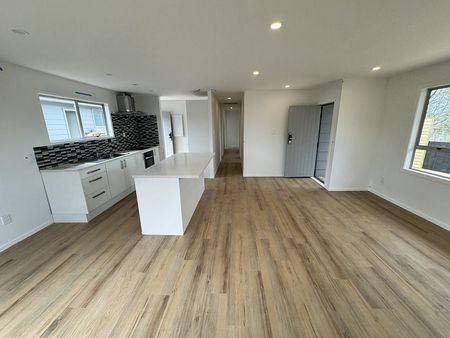 Fully renovated 4bedroom home. Move in March! - Photo 2