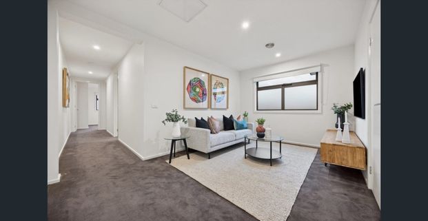 LUXURY FOUR-BEDROOM RESIDENCE WITH HOME OFFICE AND TRANQUIL COURTYARD! - Photo 1