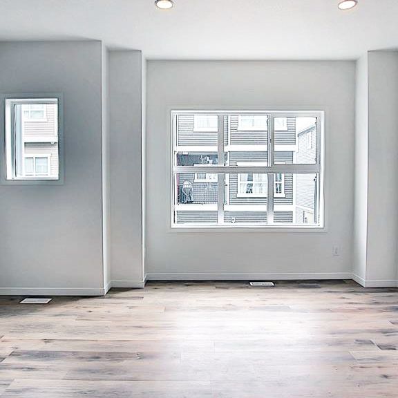 Elegant Townhouse With Dual Master Suites In Nolan Park. - Photo 1