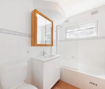 Bright and spacious updated apartment in well maintained building - Photo 6
