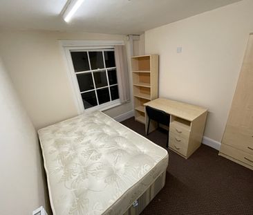 8 Bed Student Accommodation - Photo 2