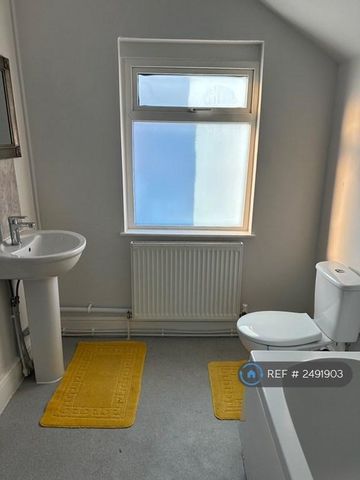 1 bedroom in a house share to rent - Photo 3