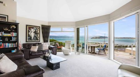 Contemporary Haven with Panoramic Water and City Skyline Views. - Photo 2