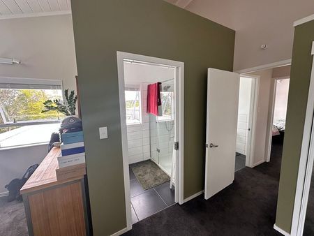 Large family home with Pool & Spa! - Photo 2