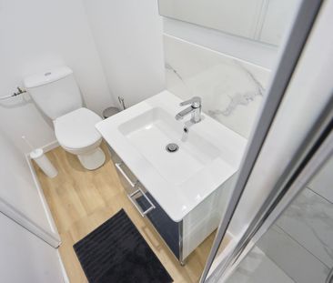 BERNE Roommate 5 Bedrooms at Amiens - Photo 5