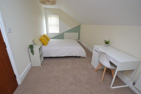 4 bedroom flat to rent - Photo 2