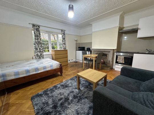 Studio Flat, Wendover Court, NW2 - Photo 1