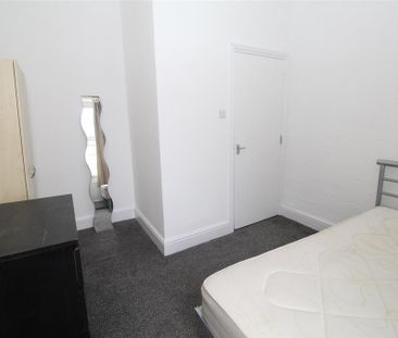3 bedroom flat to rent - Photo 3