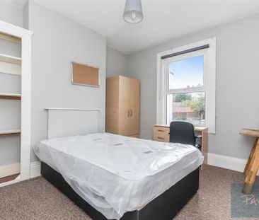 4 bedroom semi-detached house to rent - Photo 2