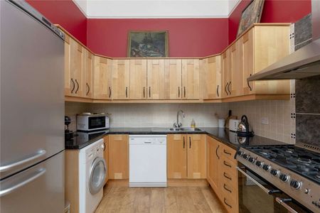 A two bedroom flat in the heart of Edinburgh's New Town, available to the market UNFURNISHED. - Photo 4