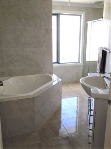 DOUBLE STOREY TOWNHOUSE - Photo 2