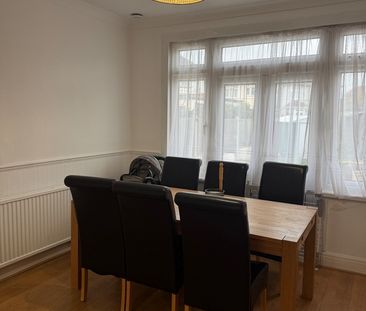 3 Bed Terraced House, Beccles Drive, IG11 - Photo 2