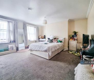 1 bedroom in a house share to rent - Photo 2