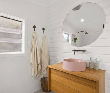 Stylish Renovated Cottage in an Unbeatable Location - Photo 3