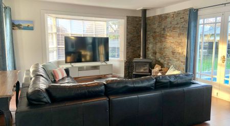 Spacious fully furnished family home in prime location! - Photo 3