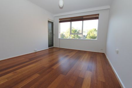 BRIGHT ELWOOD APARTMENT! - Photo 5