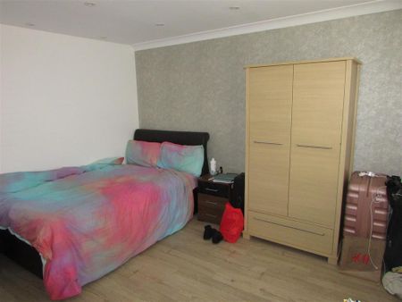 1 bedroom in a house share to rent - Photo 2