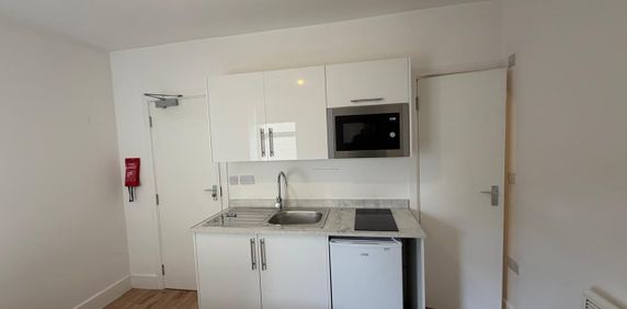 Studio Flat, Inwood Road, TW3 - Photo 2