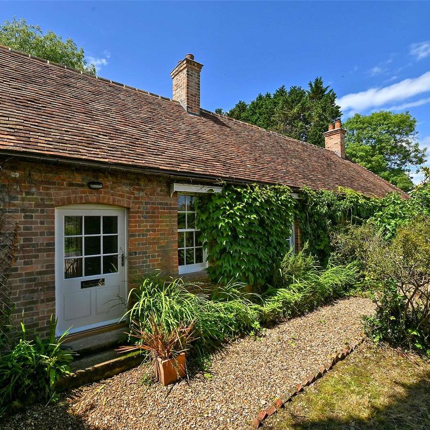 A newly refurbished 5 bedroom cottage available to rent in this wonderful rural setting at Pamber End, between Reading and Basingstoke. - Photo 1