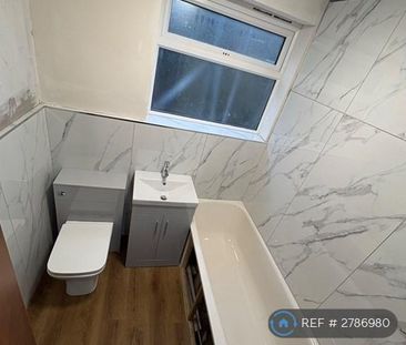 4 bedroom end of terrace house to rent - Photo 3