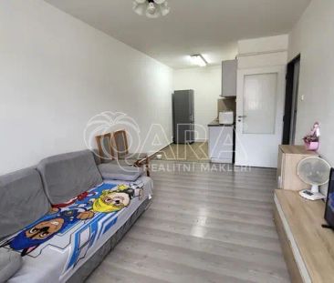 Pronájem prostorného bytu 2+kk se společnou zahradou v Benešově - Photo 2