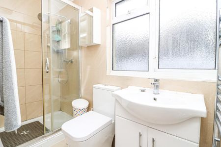 4 bedroom semi-detached house to rent - Photo 3