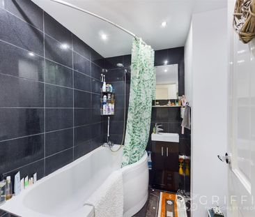 Chaplaincy Gardens, Hornchurch, RM11 - Photo 4