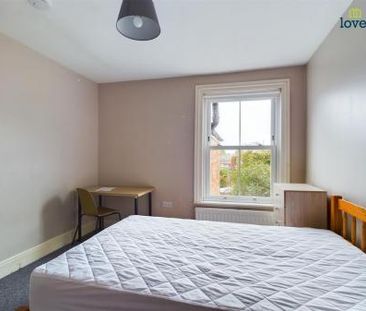 4 bedroom Terraced House To Let - Photo 2